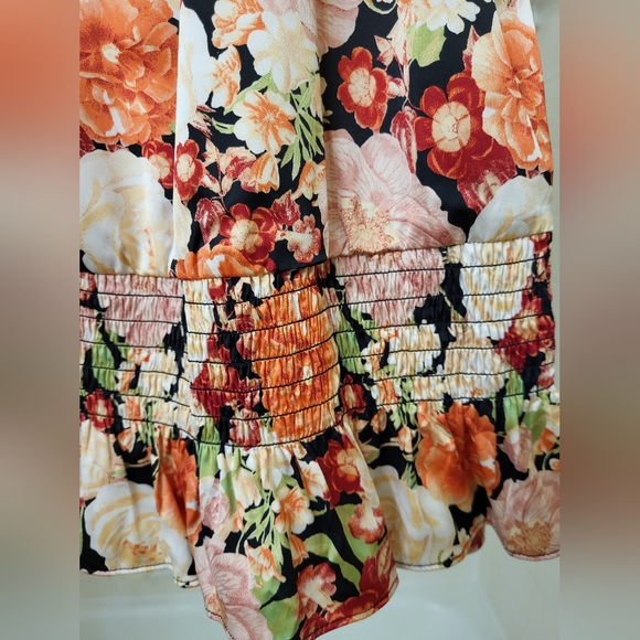 Smocked sleeveless summer floral top with keyhole neckline front & back. Size XL - Picture 3 of 14